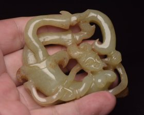 和田玉飞天 规格:6.7×5.6×1.3厘米 重 56克。 玉质细腻温润，造型精致大方，雕工精湛，包浆古朴自然，有着重要的历史文化内涵，极具收藏。