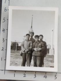 60年代四位帅哥佩戴毛主席像章手拿相机合影照片