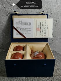 精品紫砂壶 套壶 一厂徒工班 顾景舟辅导 周桂珍作品【水平】 原矿大红袍泥砂料制作而成，彩绘描金，一壶两杯，制作精良，锦盒珍藏，保存完好，未市面流通使用！！