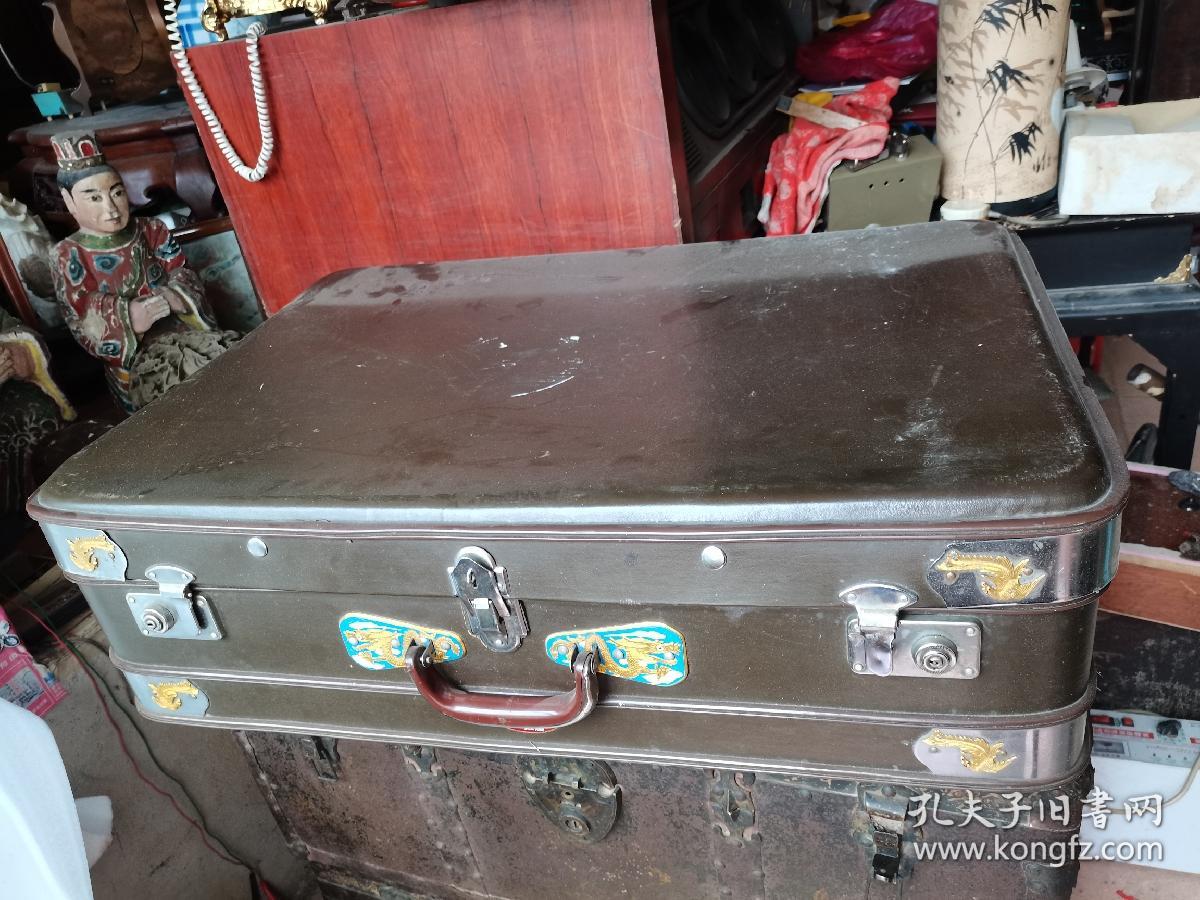 老皮龙凤牌大手提箱77*55*23厘米的，重
.如图