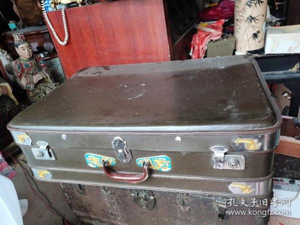 老皮龙凤牌大手提箱77*55*23厘米的，重
.如图