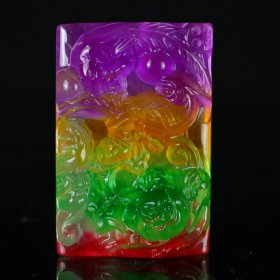 珍藏完美翡翠冰种多彩高冰精工雕刻【花鸟牌】 规格：75*45*13mm 水头足，质地细腻纯净无瑕疵，颜色为纯正、明亮、浓郁、非常漂亮。