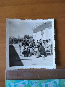 老照片 新疆 喀什疏附县佰什克拉木公社第十三大队粮站学习毛选 1965年9月