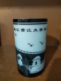 琉璃雕笔筒 ~ 桃江资江大桥通车纪念 ∽ 中共桃江县委 桃江县人民政府 二00五年十二月三十一日