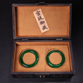 珍藏1珍品旧藏收罕见宫廷御藏高冰阳绿翡翠玉手镯一盒 保存完好 配老浮雕彩绘木盒 手镯单只重60克左右 内径5.8厘米