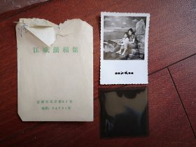 81年老照片，两美女艺术合影照片一张，底片一张，附吉林市江城照相馆洗相袋一个
