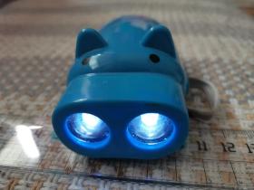 蓝色小猪手电筒。猪鼻孔发光手电。手动发电。便携式自发电手电筒。挂着玩，不卖。