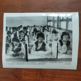 1996年，云南迪庆州将财政收入的1/5投入教育。图为迪庆民族中学学生在语音室上英语听力课
