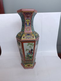 六棱粉彩花瓶（顶口直径10.6厘米，底口直径11厘米，高35.5厘米，完整无缺，年代自断。）