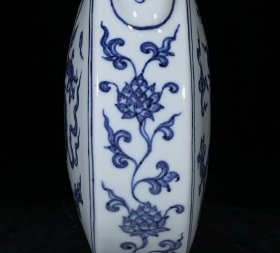 明宣德青花龙纹蒜头扁瓶，高27厘米，直径17厘米