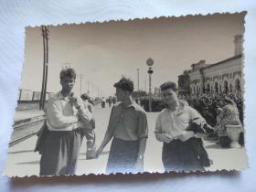 苏联火车站站台老照片 俄罗斯老照片 等车的苏联青年老照片 照片长12厘米，宽8.5厘米
