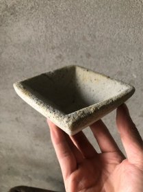 河道中捡到 四方器皿 老器皿 形状像升子 可能是个笔洗 一眼老货 类似砖类的材质