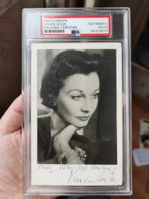 好莱坞经典女神 费雯丽 Vivien Leigh 亲笔签名照  画面为1955年电影《蔚蓝深海》中的造型   psa鉴定封装《乱世佳人》《魂断蓝桥》主角