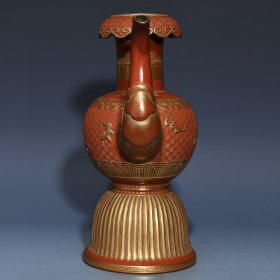 清乾隆漆红雕刻鎏金贲巴壶，高27.5cm直径17.5cm