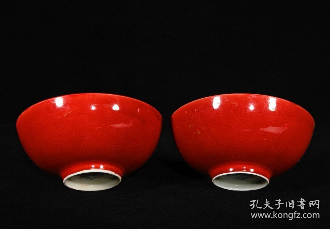 大明成化年制红釉雕刻龙纹薄胎碗一对，高5.2×12.2厘米