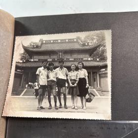 上海纺织工学院   现东华大学   苏州旅游照片   老照片    1981年      大学生    据照片推测   相册主人公琼儿  合计64张  其中12张散落 有水迹  其余粘贴于相册  品可以 照片   J88