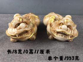 旧藏：和田玉麒麟摆件
规格：长18cm宽10cm高11cm
重量：单个重1953克
简介：纯手工制作，制作精细，来脸慈祥，包浆自然，保存完整，细节如图