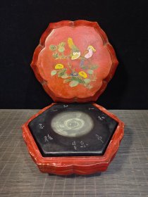 收淘精美漆器彩绘盒装 《好运连连砚台》 尺寸：长23CM.宽25CM.厚11.5CM 重量：总10.7斤