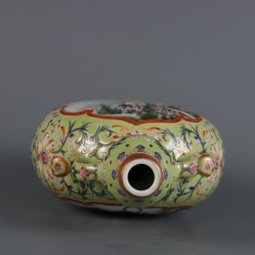 清乾隆年制绿地粉彩开窗花鸟纹如意耳扁瓶