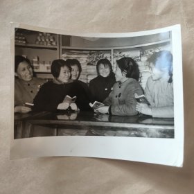 新华社稿黑白照片第0242号1970年四月抚顺市副食品公司革委会副主任赵永琴《坚持社会主义商业方向的才貌战士》【22】