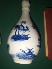 青花仙鹤荷花图案的瓷酒瓶 2个合售 图案非常漂亮