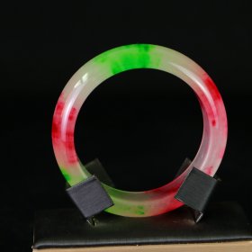 珍藏完美翡翠红翡飘绿高冰精工雕刻【扁条手镯】 规格：57*18*8mm 水头足，质地细腻纯净无瑕疵，颜色为纯正、明亮、浓郁、非常漂亮。