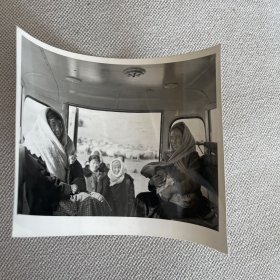 1973年新华社照片：霍城县第二医院医务工作者开着救护车为牧民治病和接送病人（编号 YG 3层ZP 17)