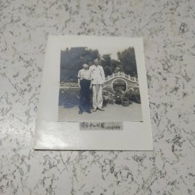 《1961年2男子沈阳中山公园留念照片》1张（小开本）