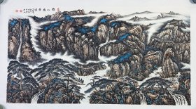 山水画，燕山盛景图，很有意境，龙脉山体，色彩构图非常漂亮，写意画法，皴法点染，纯手绘作品，假一赔万，支持第三方鉴定，山东省美协杨国富老师的原创大作，实际画的比照片拍出来要漂亮的多，笔法苍劲有力，浓淡干湿焦，行云流水。尺寸1.8米×97公分，大6尺整张的，家里客厅，沙发背景墙，书房，茶室，办公室，进门大厅都可悬挂，闭眼入，真的非常好看，这幅画的构图龙脉山体，构图饱满，流水生财，云雾刻画的也非常到位。