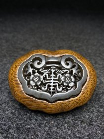 精品花梨木镶玉墨盒 工艺精湛，包浆厚重 尺寸：长7.7厘米，宽5.7厘米，高5.2厘米