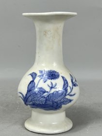 宋，青花小玉壶春瓶一个，高17厘米，口径7.9厘米，肚径9.2厘米，底7.9厘米