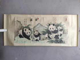 张国志:笔名“千石人”，中国书法艺术研究院艺术主任，被台湾师大艺术系黄君璧、马白水、朱德群等教授收为弟子。 　 1952年，在台湾创办“梅雪轩”（画会），弘扬民族艺术，广收弟子，义务传授技艺，倾其所学。 1986年，回到北京定居，痴心不改，长期义务从教