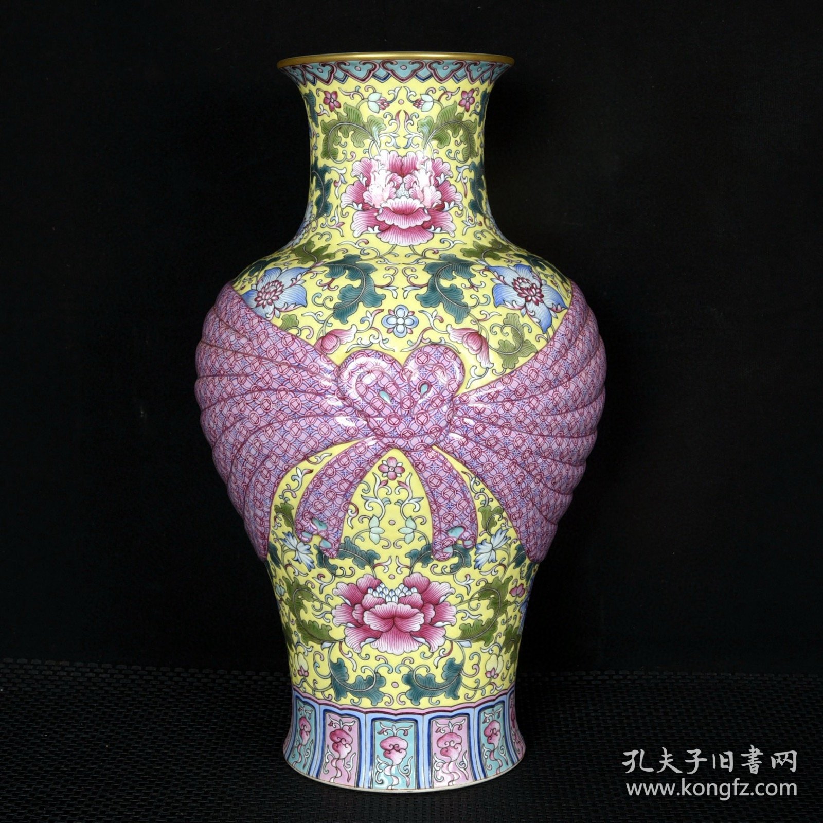 清乾隆黄地珐琅彩描金缠枝花纹包袱瓶 高35.5厘米 直径21厘米