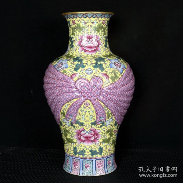 清乾隆黄地珐琅彩描金缠枝花纹包袱瓶 高35.5厘米 直径21厘米