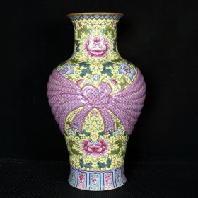 清乾隆黄地珐琅彩描金缠枝花纹包袱瓶 高35.5厘米 直径21厘米