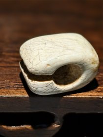 鸡骨白玉玦，古朴雅致，质地温润，品相完好。
