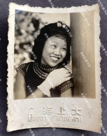 1941年10月 上海戈登路大上海（GREAT SHANGHAI）照相馆布景拍摄 烫发摩登女郎“仁铃”签赠肖像照一枚