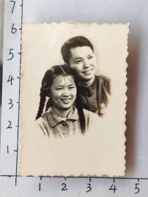 1959年战友国光蔡秀亮良合影照片美女粗辫子