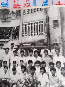 80年代高校集体照  教学楼上的大幅广告  为四化而勤奋学习