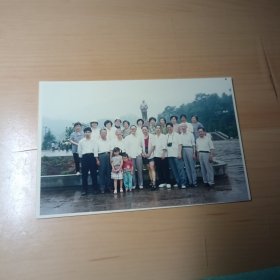 老照片–二十二人在韶山毛主席铜像广场留影（1994年）