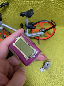 老 BB机 传呼机 三台问题机 这个东西 一般不会坏 因为 很皮实 就是里面虚了或者接触不良 黑色汉显那个隐约看见一条竖线 另外两台没有反应， 三台电池仓都很干净 尤其是粉色 又干净皮毛又好 不知道里面怎么了。三台38包邮。会修的 自己一弄 就完美了。