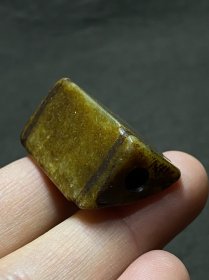 良渚文化三角玉琮！软玉地方玉材质，带有独特的黄沁色