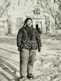 建国初期雪地里穿花衣服扎辫子美女老照片(有毛主席像和庆祝元旦，宣传标语等，时代特征明显)
