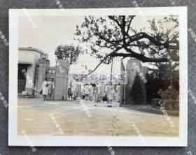 【上海教育史料】1941年7月 上海欧阳路“上海日本高等女学校”放学后学生们在校门口鞠躬道别时之景象 原版老照片一枚（上海日本高等女学校由上海日本居留民团于1920年2月创办，1923年11月3日迁往施高塔路即今山阴路新校舍，1934年7月在欧阳路上另建新校舍，并于1936年2月落成迁入，1942年改名为上海日本第一高等女学校，1945年日本战败后解散。）