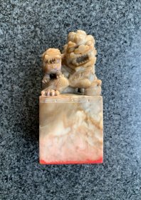 吕守贵印章一枚。 吕守贵（1937一）：当代著名指挥家、作曲家、书法家。吕先生1937年生于山东淄博，1962年毕业于天津音乐学院。历任山东省歌舞剧院、淄博市歌剧院指挥、作曲家。中国交响乐团合唱团、中国电影乐团和天津交响乐团指挥、作曲家。中国音乐家协会会员，北京市顺义区文联首席艺术顾问。