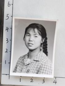 60年代粗辫子美女佩戴毛主席像章照片(忻月宝相*册，忻月宝，1946年出生，上海市东南中学毕业，后来可能是知青支边，成为云南省建工局机修厂铣工)