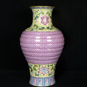 清乾隆黄地珐琅彩描金缠枝花纹包袱瓶 高35.5厘米 直径21厘米