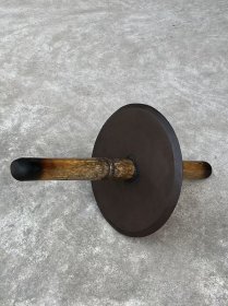 旧藏 铸铁【中醫 龍形藥碾】，个体硕大、腹侧部“大清乾隆三年造”字样，尺寸重量如图！