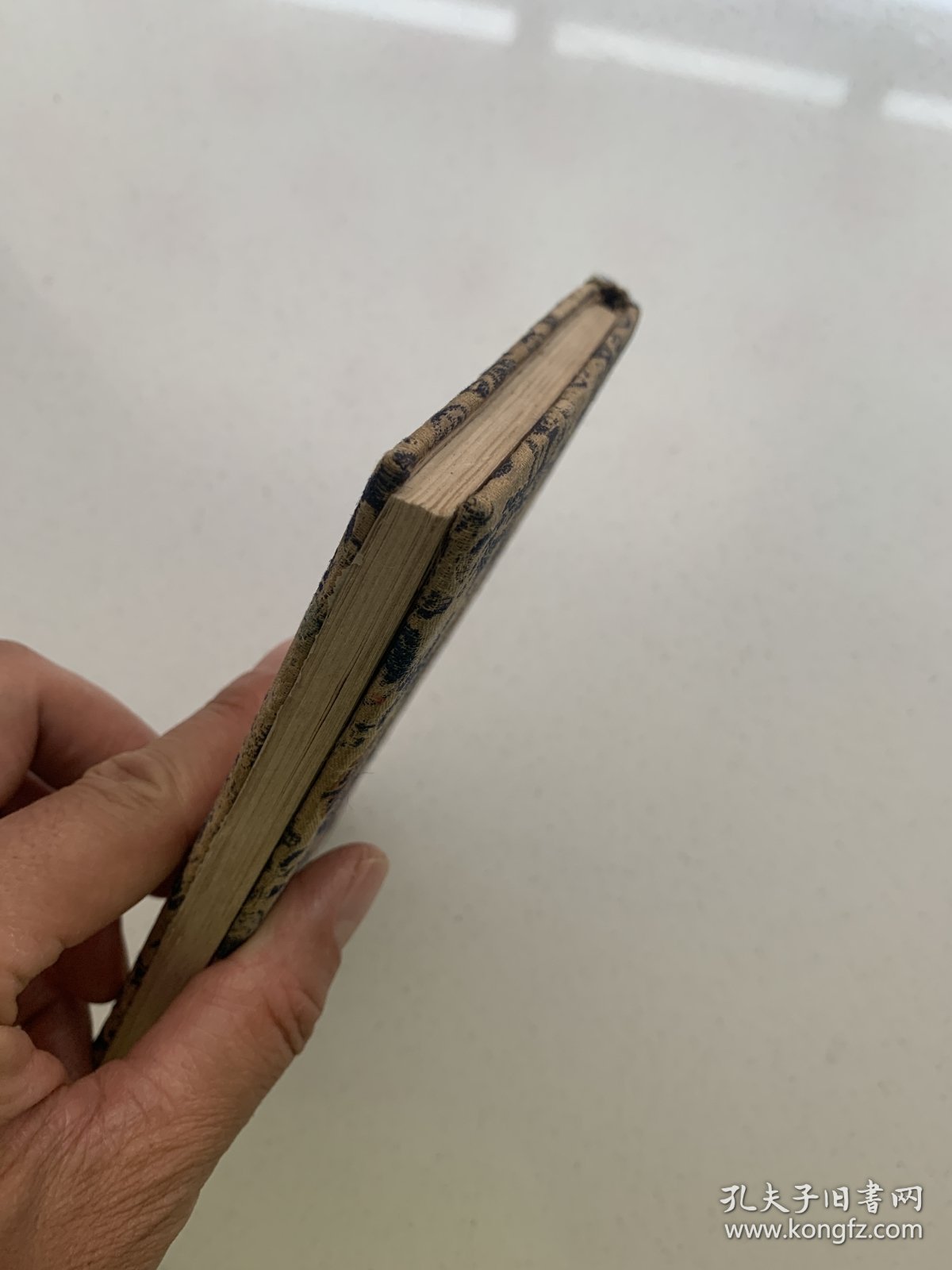 《第一届全国出版会议纪念册》缎面精装！1950年荣宝斋新记印制！宣纸筒子页空白未使用！每张宣纸内页上下端均有木版水印金色云纹！卷首粘贴毛主席像等画页！32开！！！