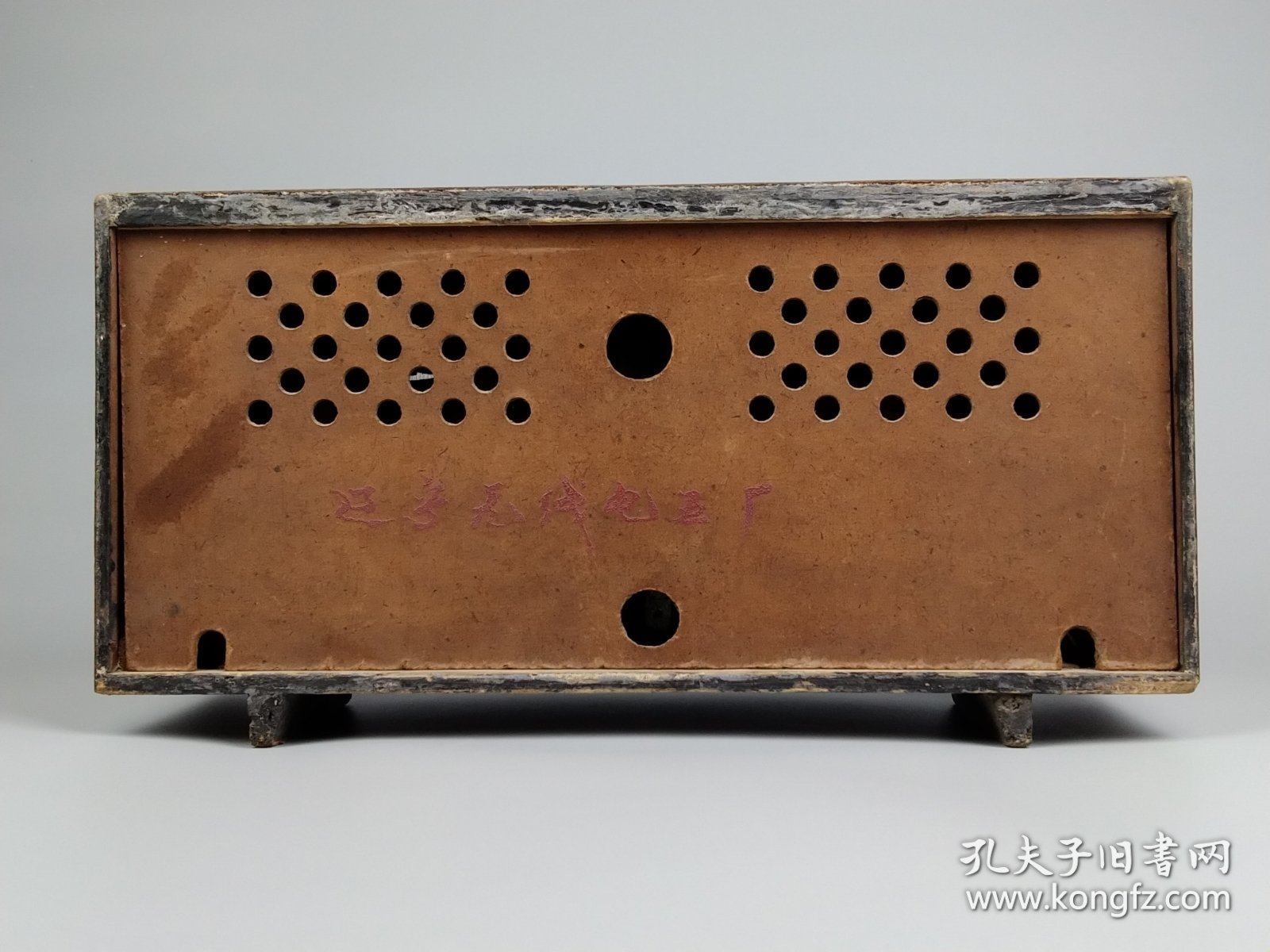 六十年代【最高指示标牌】天鹅收音机，胶木板机外壳，全品完整无修，可响。品相极好！